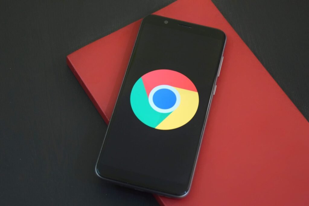 Google Chrome 121 corregge 17 vulnerabilità 2 black google smartphone on box