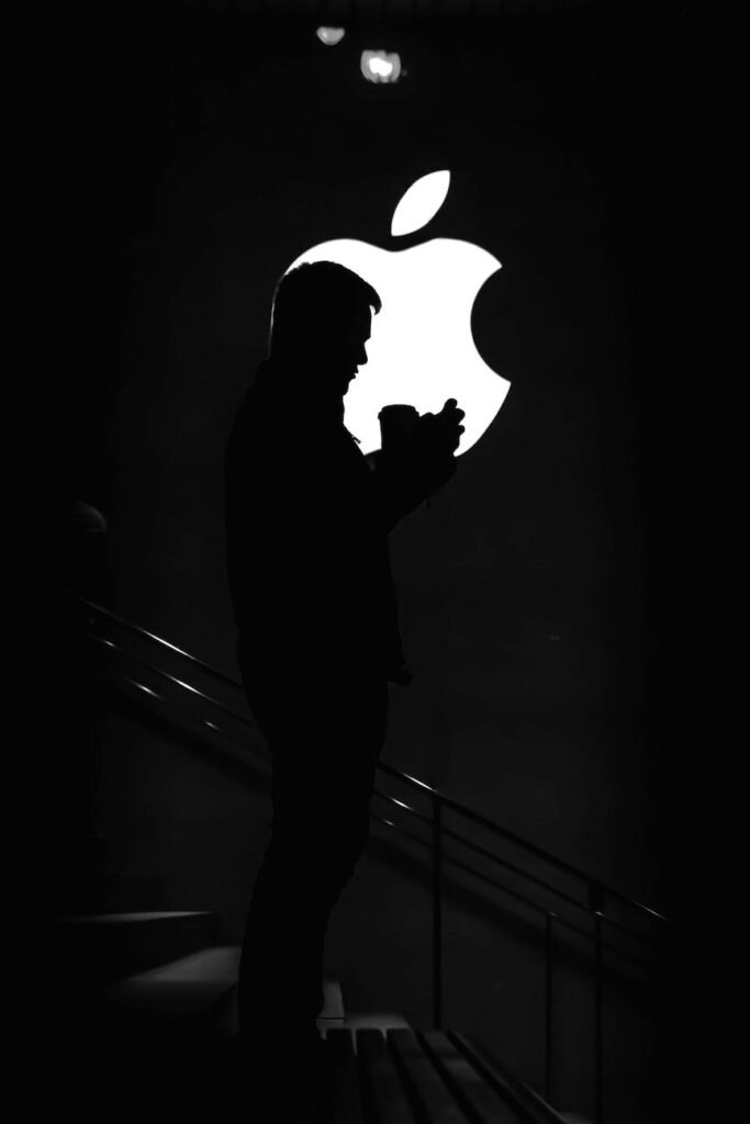 In corso lo sfruttamento attivo di bug critici in Apple iOS e macOS 2 silhouette of man on stairs