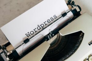 WordPress 6.4.3, cosa c'è da sapere sull'aggiornamento di sicurezza. 11 white vintage typewriter with paper