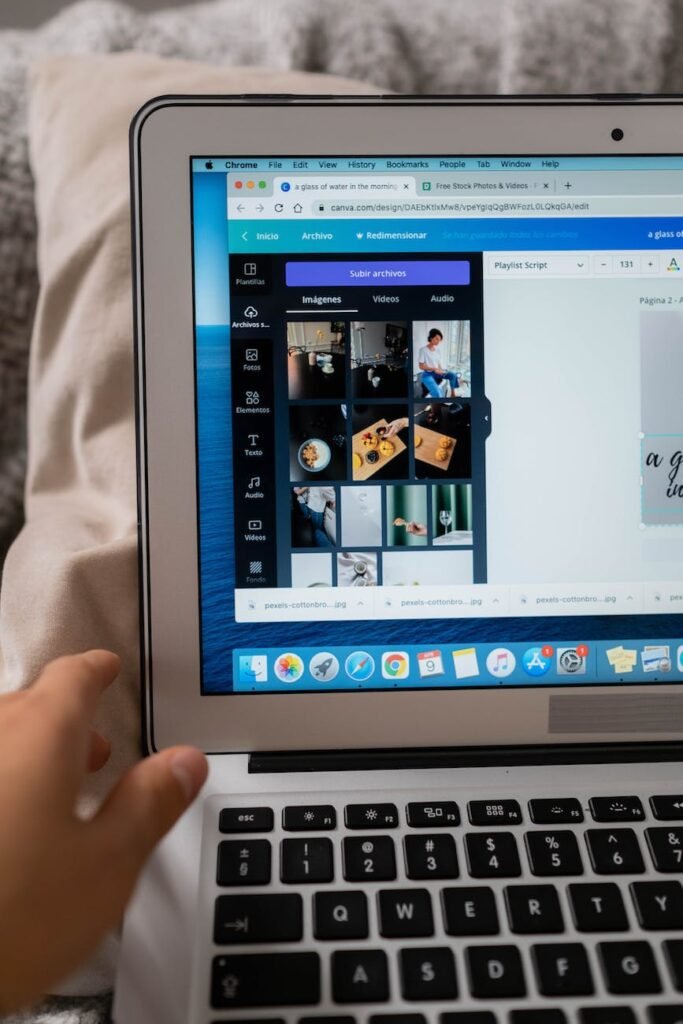 Microsoft Edge, dopo un aggiornamento, copia i tuoi dati da Google Chrome 2 a close up shot of a laptop with an open browser