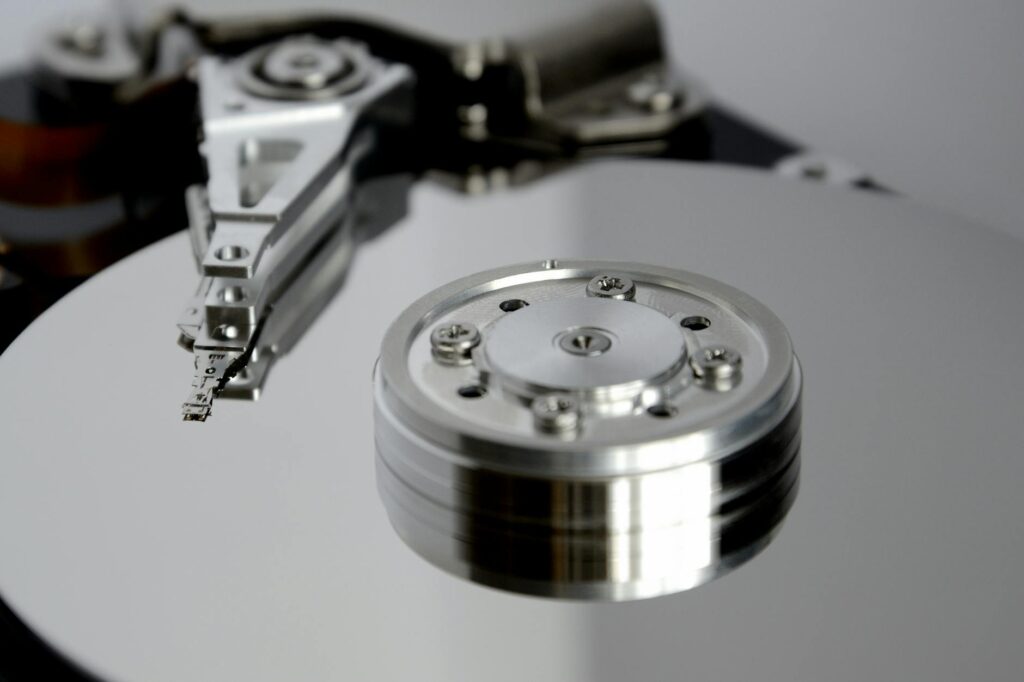 Vulnerabilità critica in QNAP: accesso tramite email contraffatte di Outlook, aggiorna subito! 2 selective focus photography of round gray metal part
